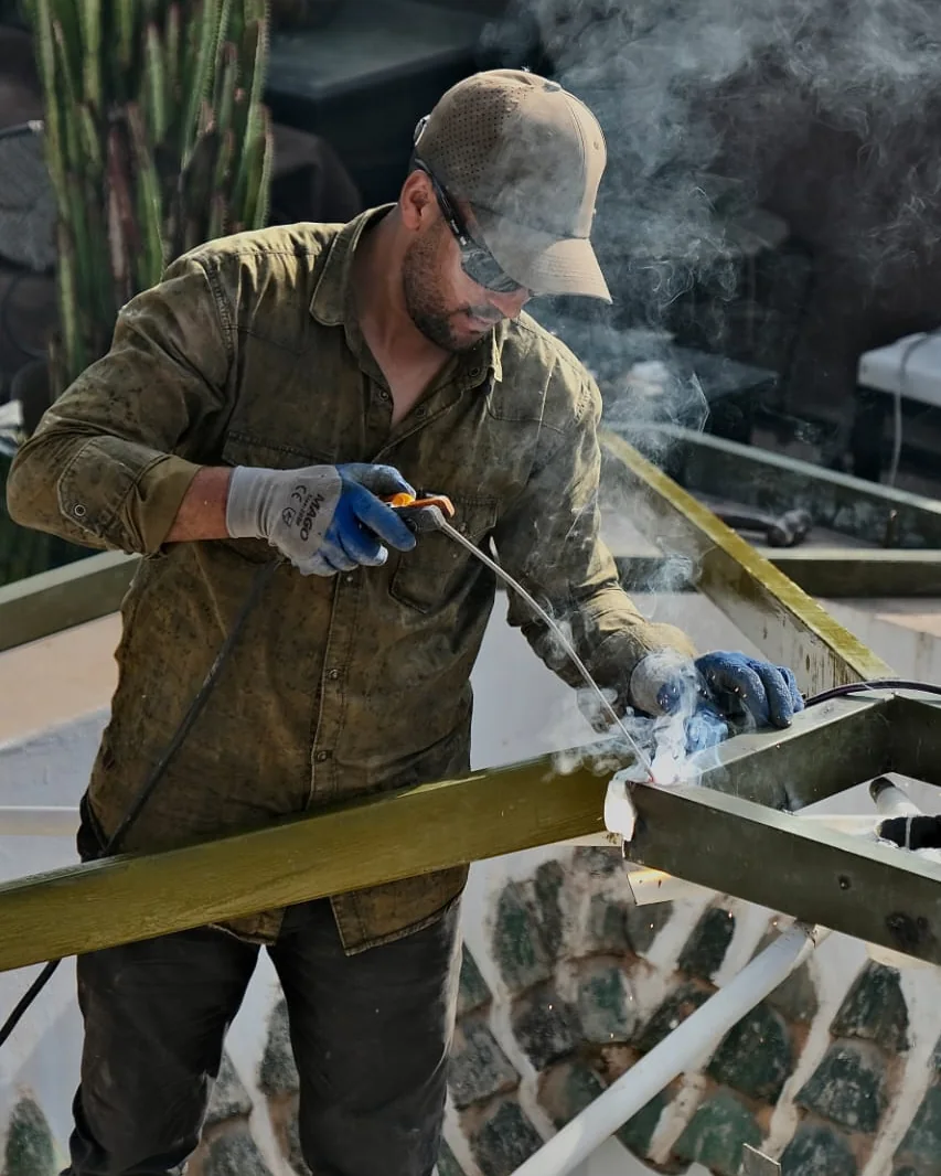 Technicien d'Aluminium Marrakech découpant un profilé métallique à la meuleuse