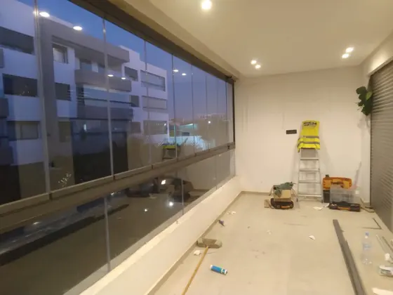 Mur-rideau vitré posé sur toute la longueur d’un séjour d’appartement