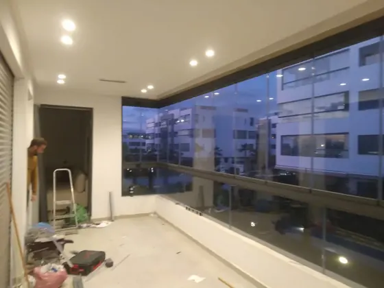 Baie vitrée panoramique en aluminium dans le séjour d’un appartement
