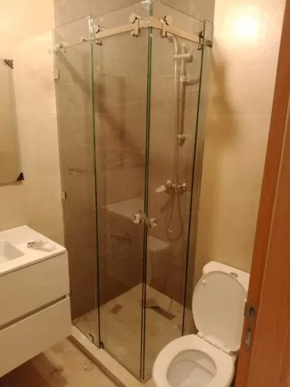 Cabine de douche d’angle en verre trempé et profilés chromés