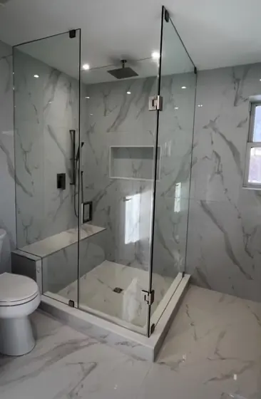 Cabine de douche en verre trempé sans montants, salle de bains en marbre