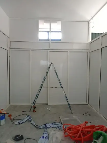 Cloison aluminium laquée blanc montée dans un local en chantier