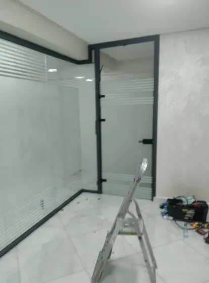 Cloison vitrée à store intégré et porte pivotante en aluminium noir