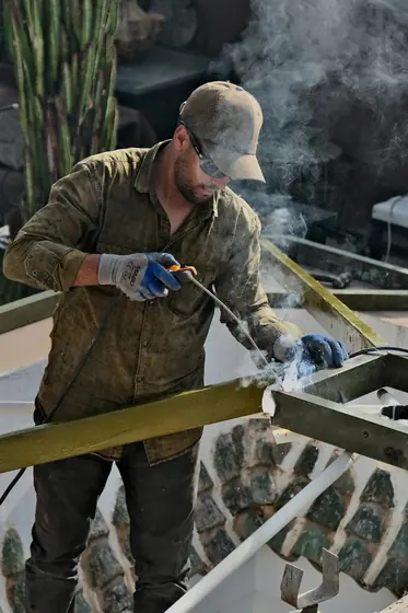 Découpe d’un profilé métallique à la meuleuse sur le chantier