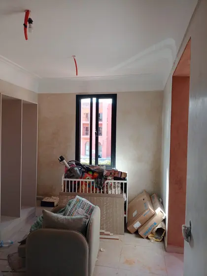 Fenêtre aluminium noire posée dans un séjour en fin de chantier