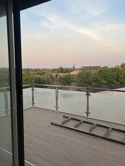 Garde-corps en verre d’une terrasse ouverte sur l’oliveraie