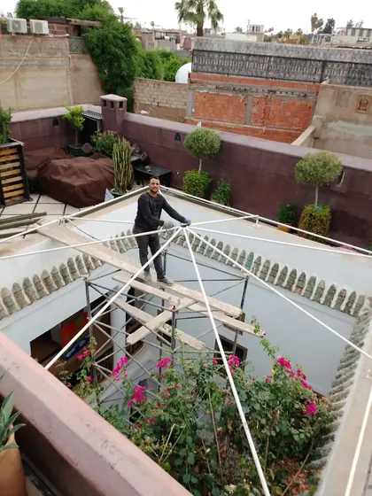 Pose d’une structure de pergola sur la terrasse d’un riad à Marrakech