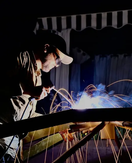Soudure à l’arc sur un profilé métallique, atelier de nuit
