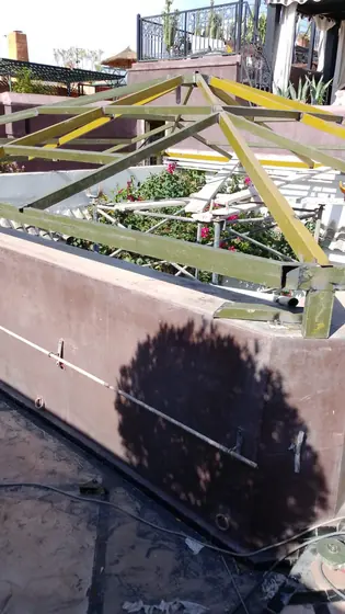 Structure de pergola en profilés métalliques assemblée sur le chantier