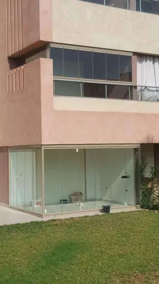 Extension vitrée en aluminium au rez-de-jardin d’une villa