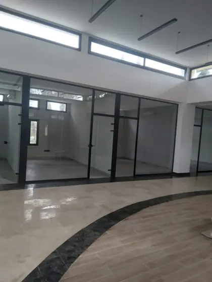 Vitrines et cloisons aluminium dans un local commercial en cours de livraison